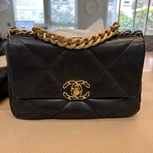 Chanel 19 medium bag